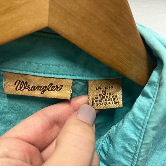 Wrangler turquoise embroidered snap up western top size M - Picture 4 of 6